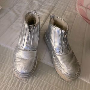 Size 8.5 “Neumel” platform silver Uggs